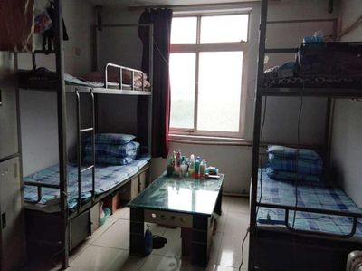 现代管理大学对学生公寓进行大检查